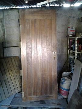 Porta de entrada em madeira maciça