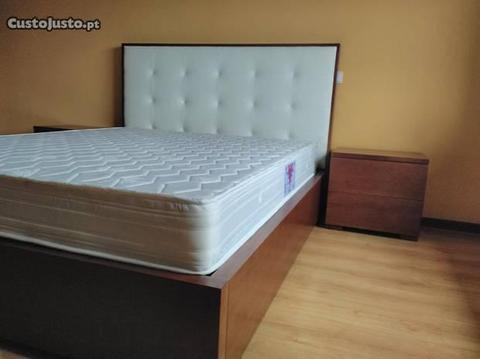 Cama c/ Estofo +estrado+colchão+2 mesas cabeceira