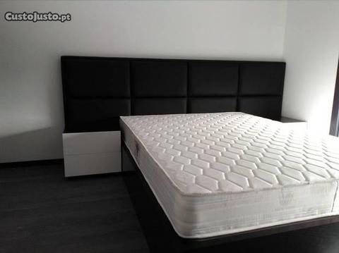 Cama estofada +estrado+colchão+2 mesas cabeceira