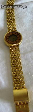 Relógio com bracelete dourada