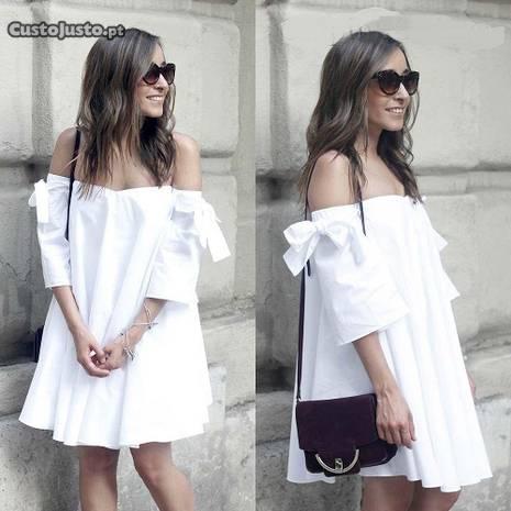 Vestido branco Zara sem ombros e com laço