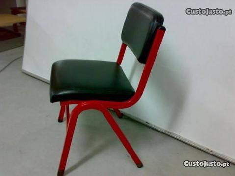 Cadeira do professor vermelha e preta