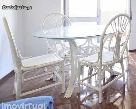 Mesa e Cadeiras de Sala Jantar em branco