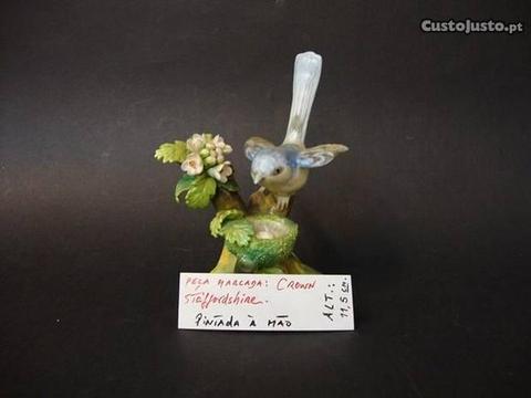 Passarinho com ninho, escultura em porcelana