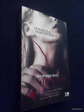 Jennifer Armintrout - A iniciação