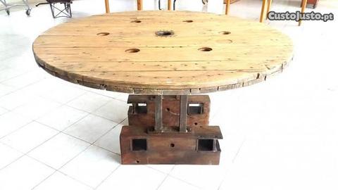 Mesa rústica com madeira 