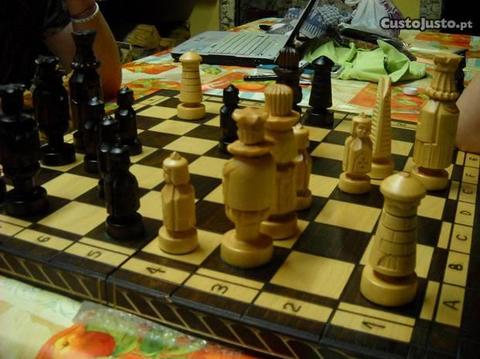 Jogo de xadrez todo em madeira