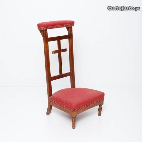 Cadeira genuflexório antiga em nogueira