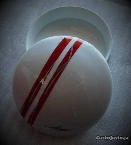 Guarda jóias em porcelana assinado pelo artista
