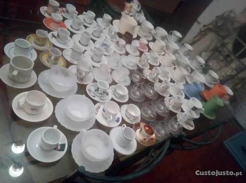 Conjunto de 100 Chávenas e Canecas Diversas