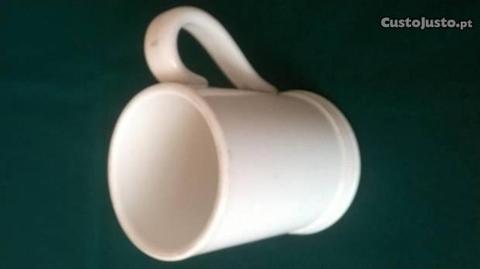Caneca em porcelana Coimbra S.P., de 1/2 litro