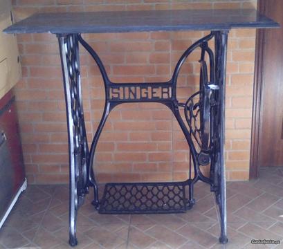 Mesa com pé de máquina de costura antiga