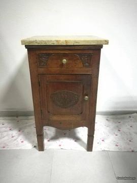 Mesa cabeceira vintage com tampo em pedra