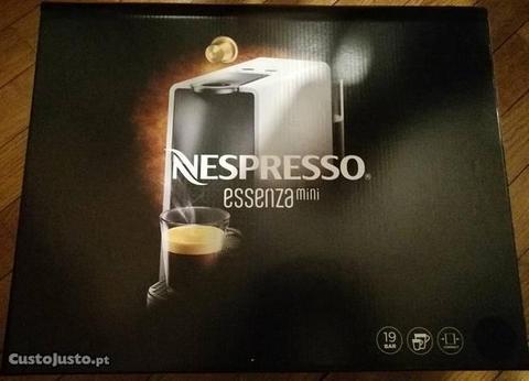 Máquina de café Nespresso nova