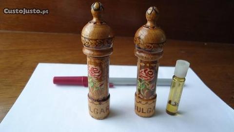 Frascos em madeira de perfume rosas da Bulgária