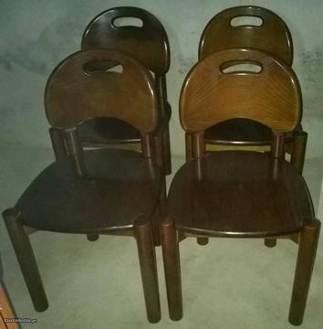 4 Cadeiras de madeira maciça