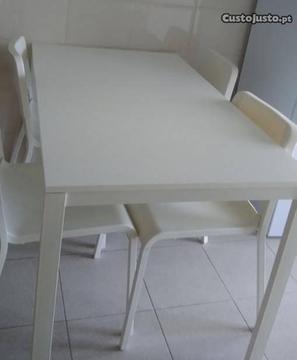 Mesa de Cozinha + 4 cadeiras
