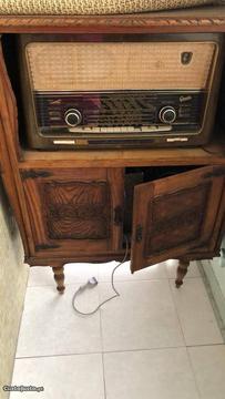 radio antigo com movel