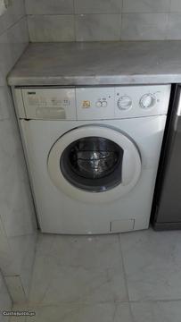 Máquina de lavar roupa e outra de secar