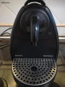 Máquina Nespresso Krups como nova